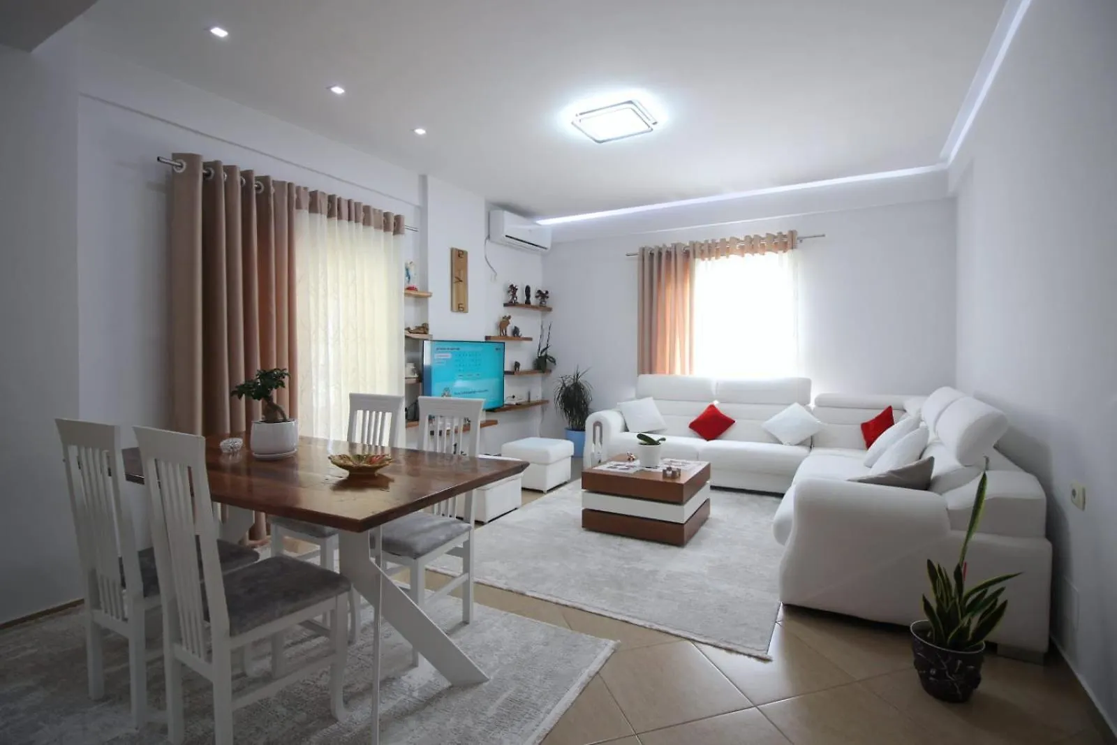 Eni'S Apartment Gjirokastër